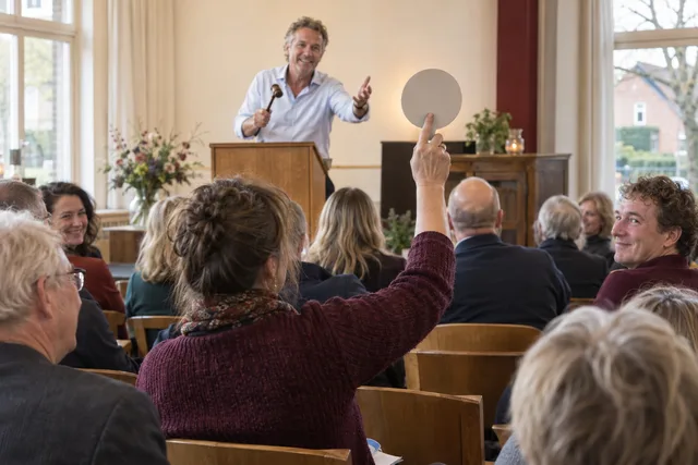 AI-sfeerimpressie van een bezoeker die biedt tijdens een live veiling