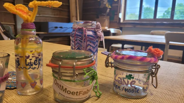 Sfeerbeeld met versierde glazen bij De Ontmoetfabriek